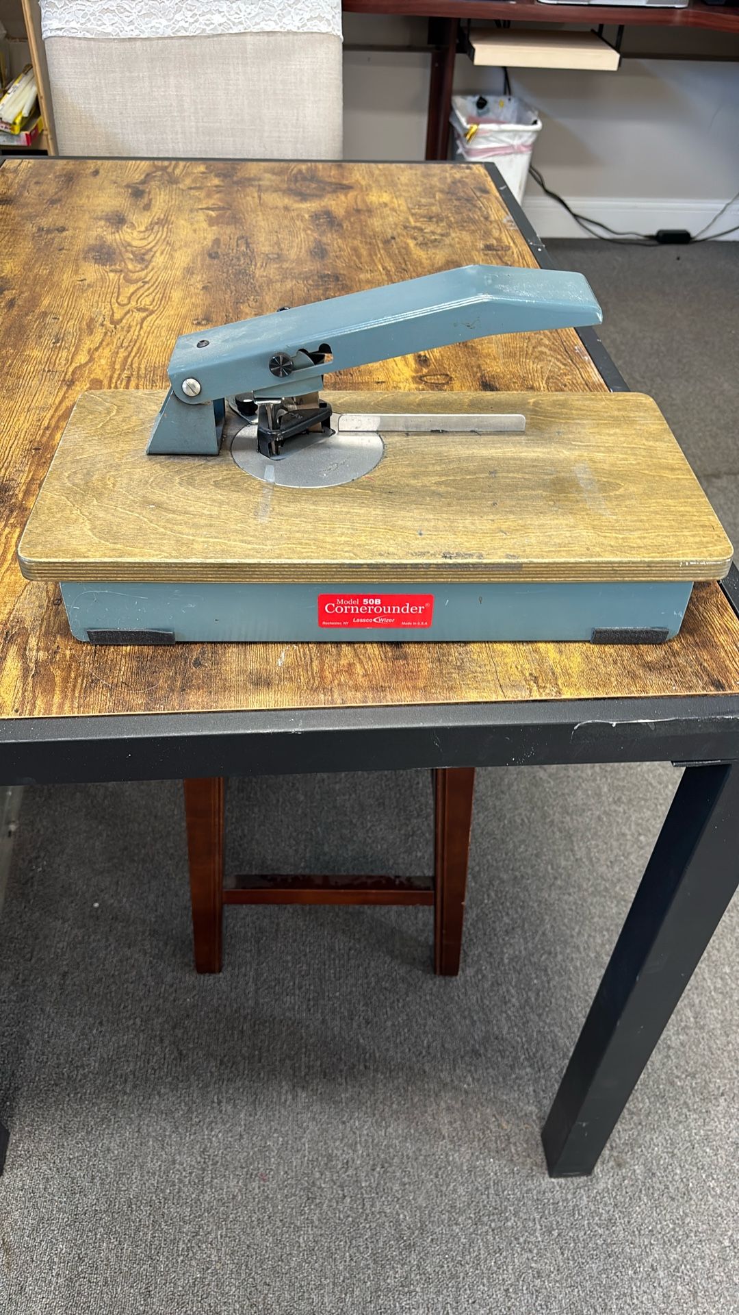 Table top round corner machine