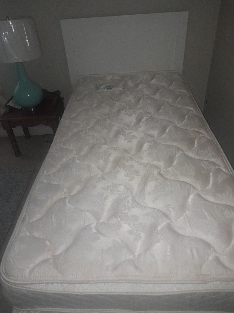 Twin  Size Mattresse And Boxspring 