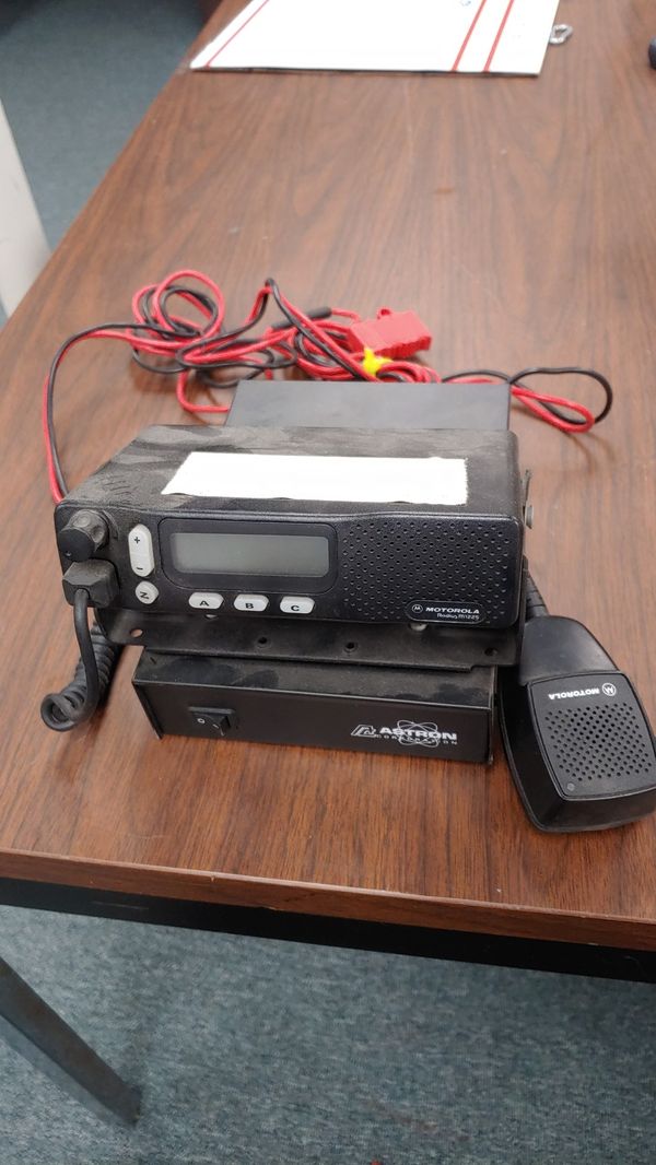 Motorola M1225 UHF radio with power supply and mic for Sale in Signal