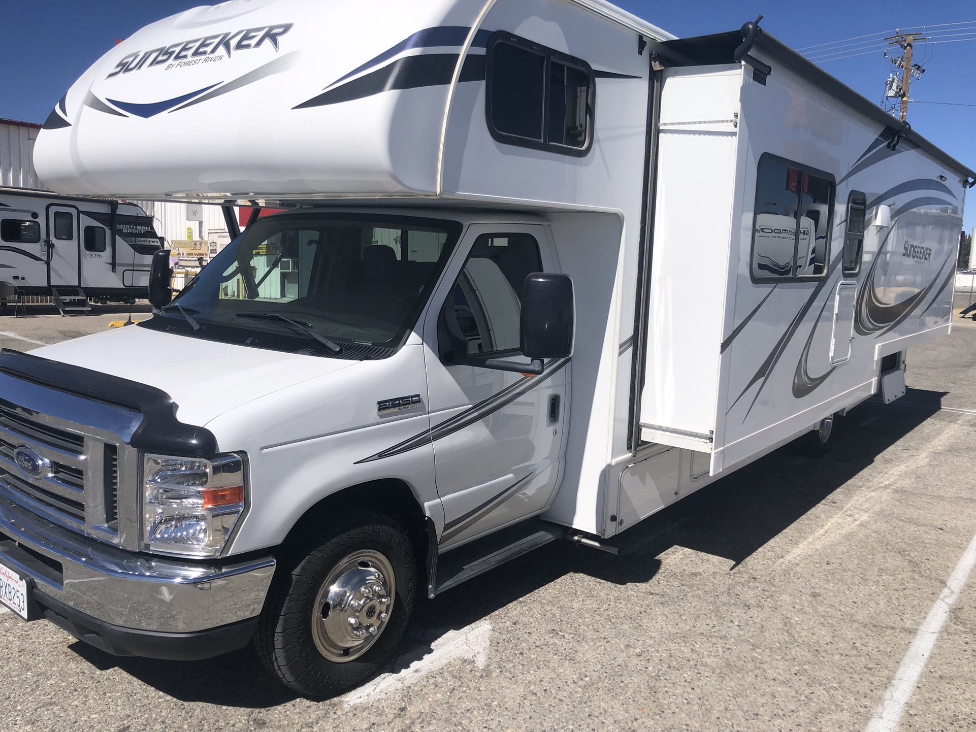 2019 Class C Motorhome - 7,500 Lbs Towing/sleeps 7-8/financing Avail !