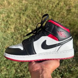 Jordan 1 Mid Gym Red Black Toe Sz7M / 8.5w