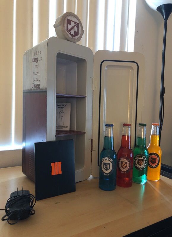 Bo3 Juggernog fridge, 4 perk bottles, bo3 cards