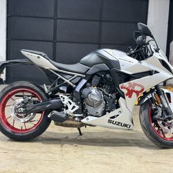 2024 SUZUKI GSX-8R. Mint Condition Like New. Clean Title In Hand. 