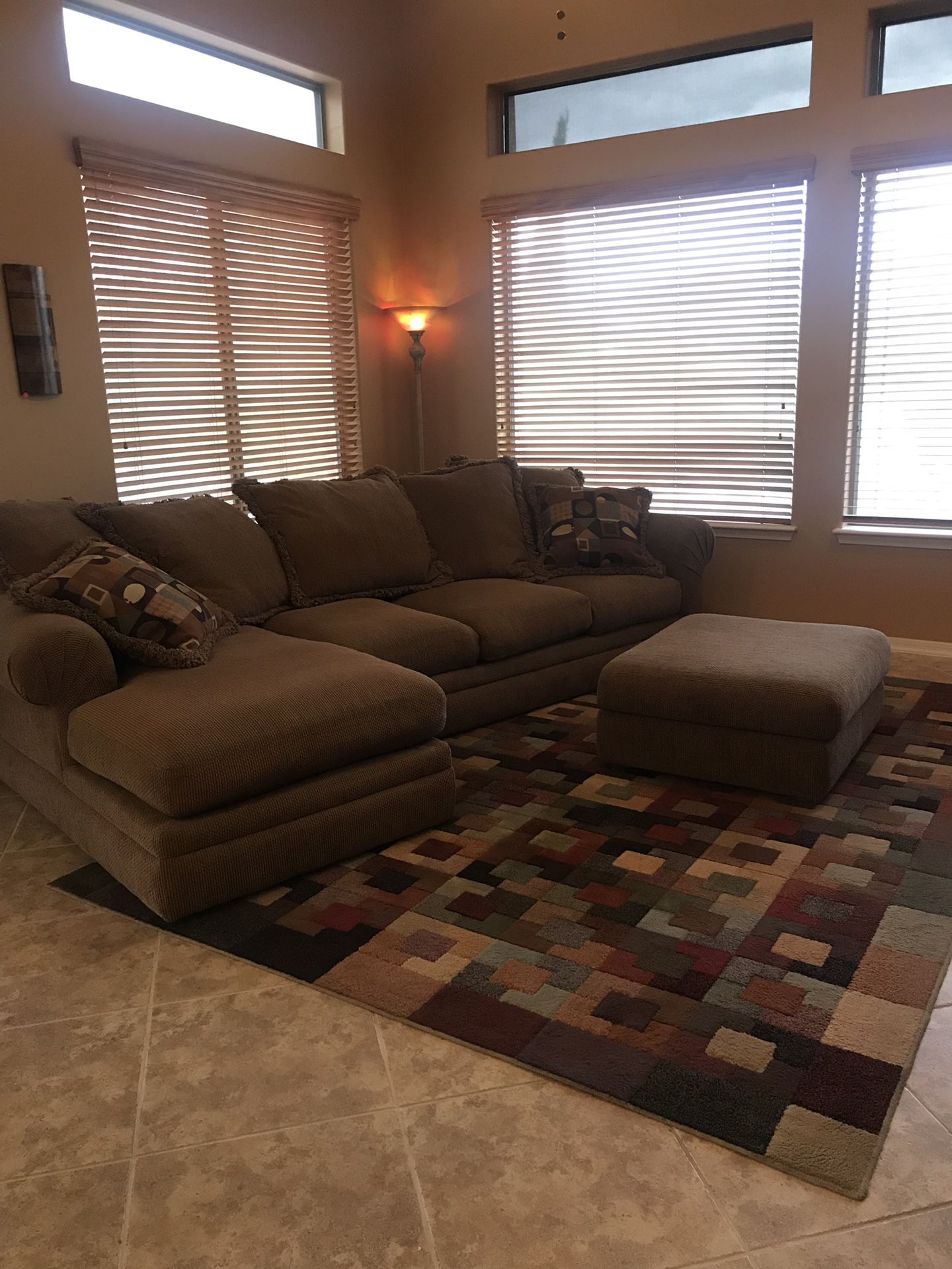 Sofa/couch/sectional