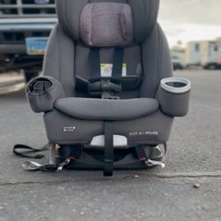 GIRL GRACO 4 IN 1 CAR SEAT. READY FOR PICK UP CONTACT ME!