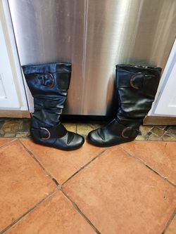 Ladies Boots Size 8 And A Half