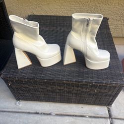 Lady’s Stylish Boots.
