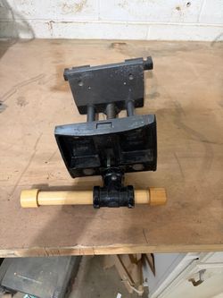 Bench mounted woodworking vice
