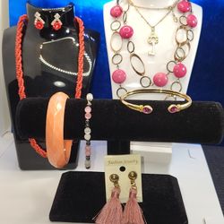 LOT OF VINTAGE JEWELRY, SOFT MATCHING COLORS. 
