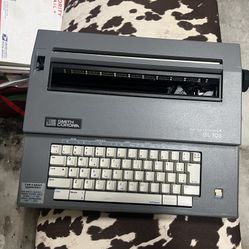 Original Smith Corona Spelling Check Typewriter With 2 Extra Ribbon Cartridges Comes With Handle And Travel Case