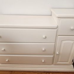 CHANGING TABLE-DRESSER