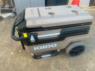 Igloo Wheeled Cooler with Handle