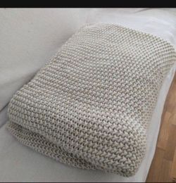 King size weighted cable knit blanket / comforter
 cream / light taupe color
Heavy blanket - could possibly work for weighted blanket