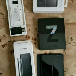Samsung galaxy z fold 3 5g + case with s pen + charger wireless