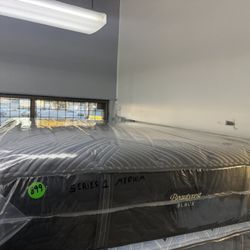 QUEEN SIZE SIMMONS BEAUTYREST BLACK SERIES 1 (MEDIUM) MATTRESS & BOX SPRING BED SET