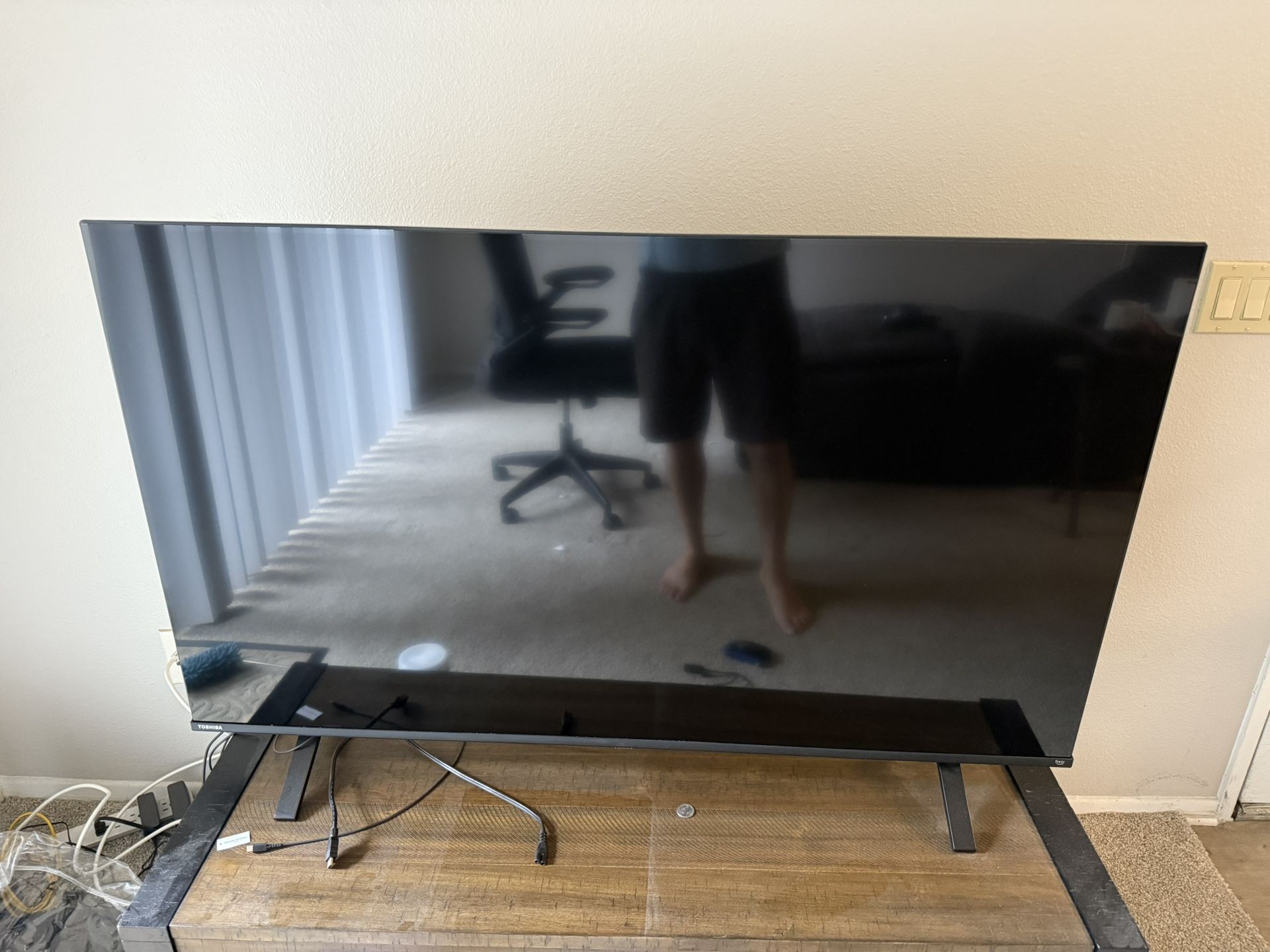 Toshiba 55” 4K Smart TV + Full Motion Wall Mount – Excellent Condition