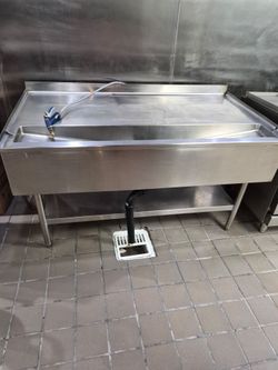 Commercial pre rinse sink