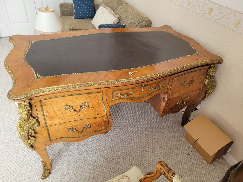 French Louis XV Kingwood and Burl Wood Bureau Plat Leather Top Desk