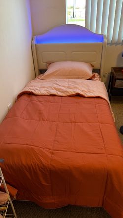Cama , color crema individual