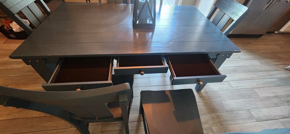 Dinning Rooom Table And Chairs
