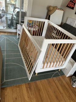 Crib And Child’s Bed And Mattress