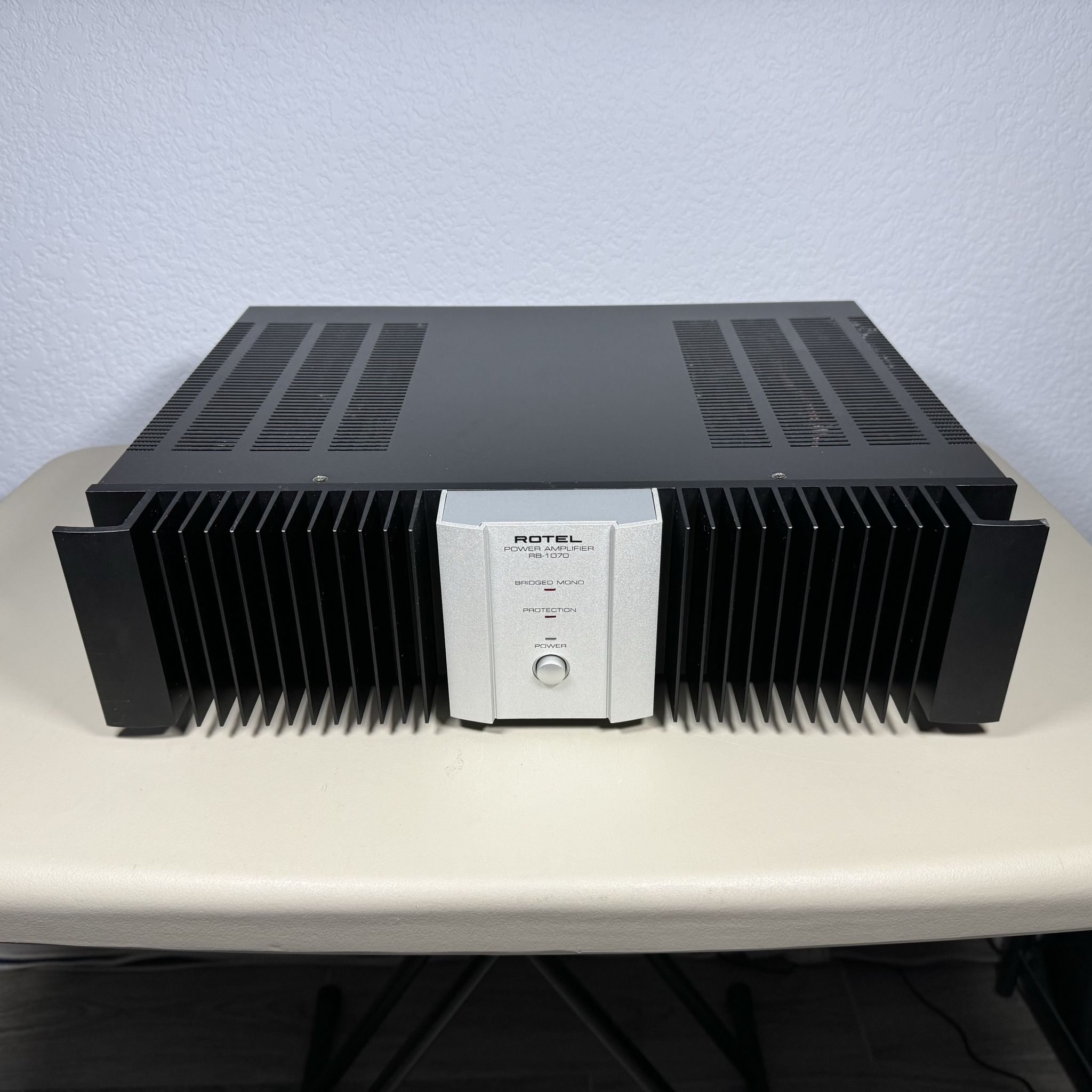 Rotel RB-1070 ~ 2 Channel Amplifier ~ 130W per Channel @ 8 ohms ~ Bridgeable to 330W @ 4 ohms ~ Audiophile Grade Quality 
