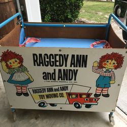 Vintage raggedy and Andy rolling toy chest on wheels  Good condition   Graphics Look Great