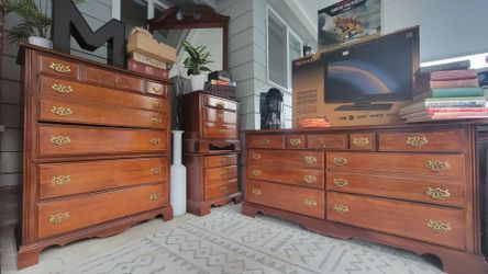 5-Piece Solid Wood Queen Vintage Bedroom Set (Dressers, Nightstands, Bedframe & Mirror)