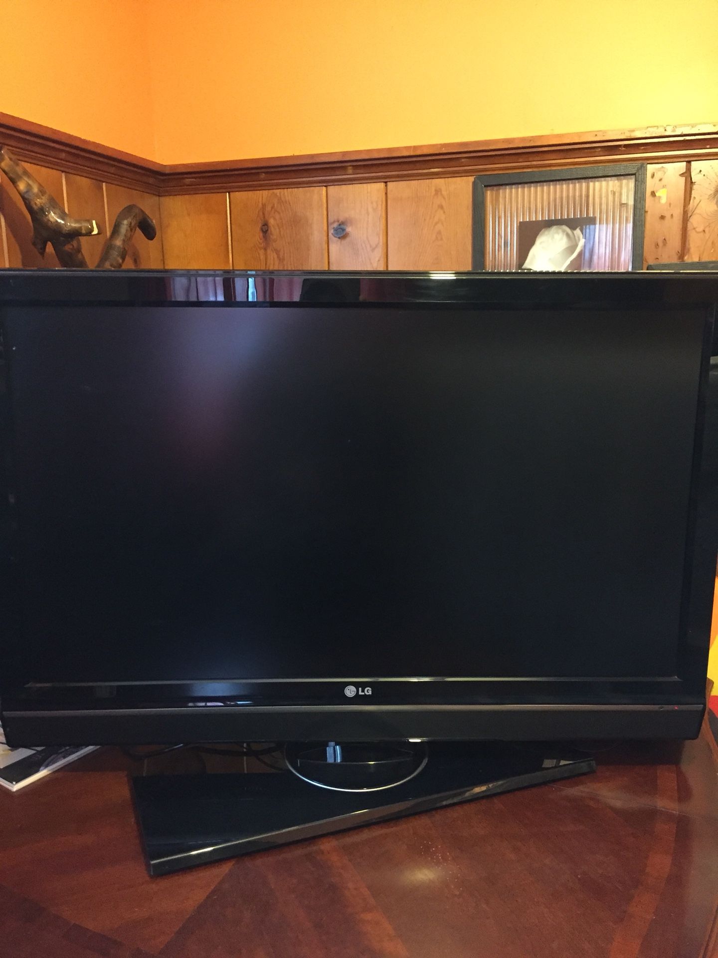 Lg 47” clear picture, no scratches