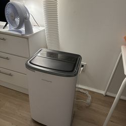 PORTABLE air conditioner 14,000 BTU FRIGIDAIRE