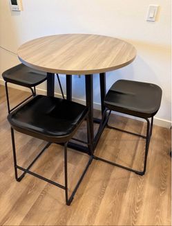 Round dining table