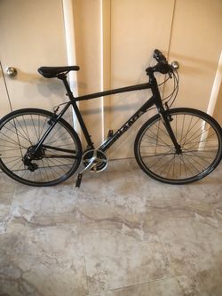 GIANT HYBRID ROAD BIKE !!!