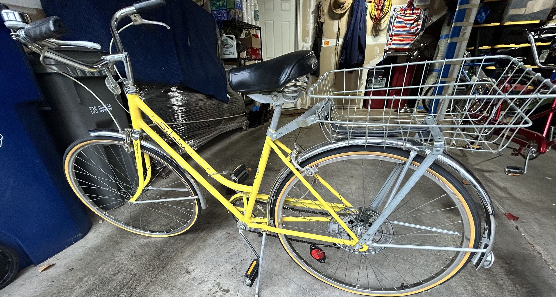 Ladies Yellow Schwinn Collegiate 5/1974, 5 Speed Great Conditions, Comes With Basket 