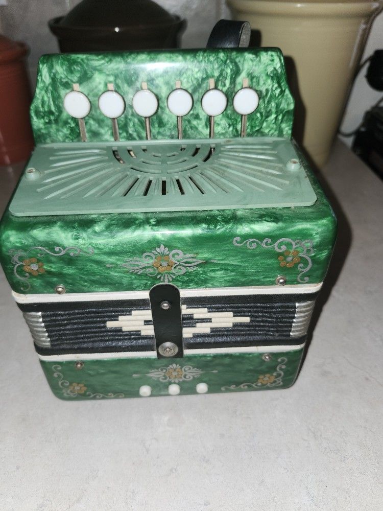 Mint 6 Button Accordion w Gorgeous Bellows $120 - $175 Used Online
