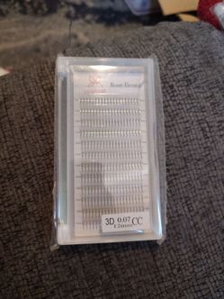 Lasvaisar eyelash extensions..