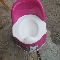 OXO TOT Potty chair in Clean & Excellent condition. 
H 1ft. H of Seat 7 1/2in. 

It's that Izzy 
Izzy's 💥 Deals