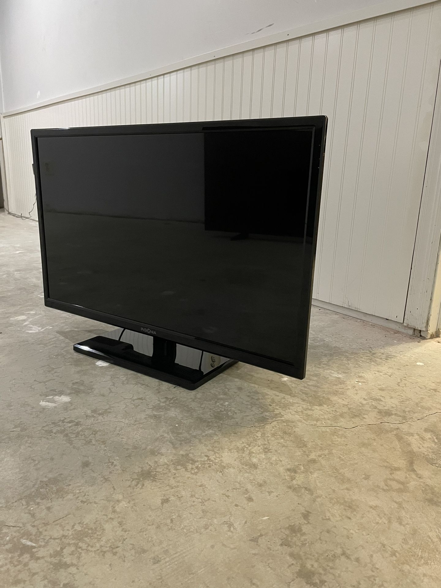 Insignia 32” TV