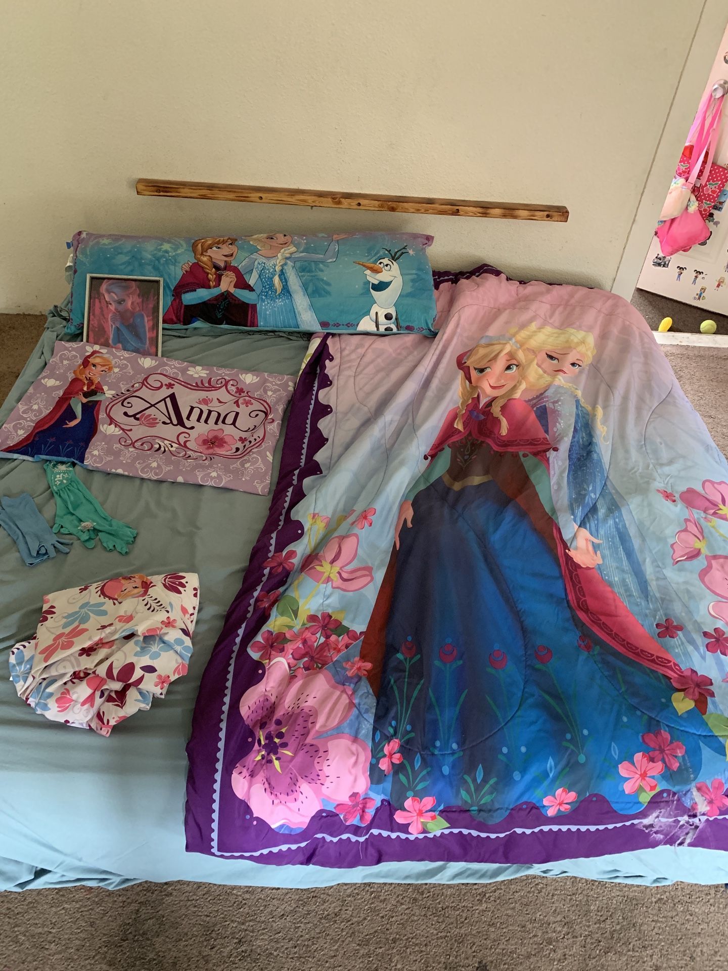 ALL FOR $25-Disney frozen Elsa twin comforter, fitted sheet, gloves, picture frame, pillow case, long body pillow