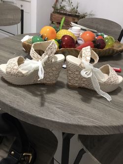 Cream with a bit of gold design and you male the bison your anke beautiful wedges size 51/2