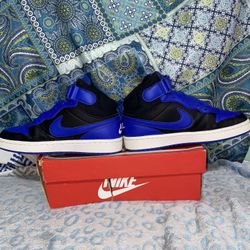 NIKE SIZE 5y