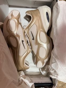 4y or 5.5 women Airmax muse