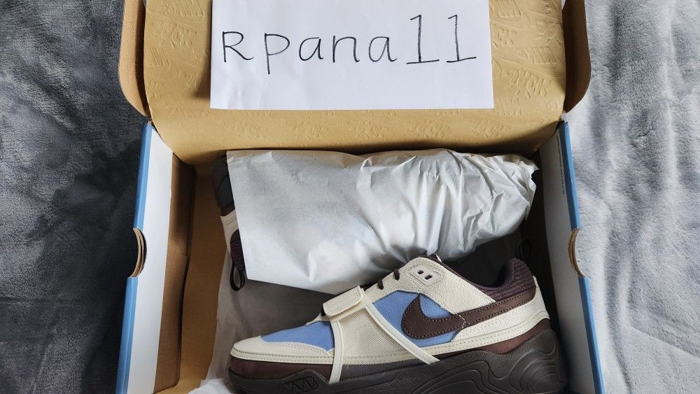 Travis Scott Zoom Field Jaxx