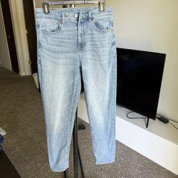 Women's light wash American Eagle jeans 6R