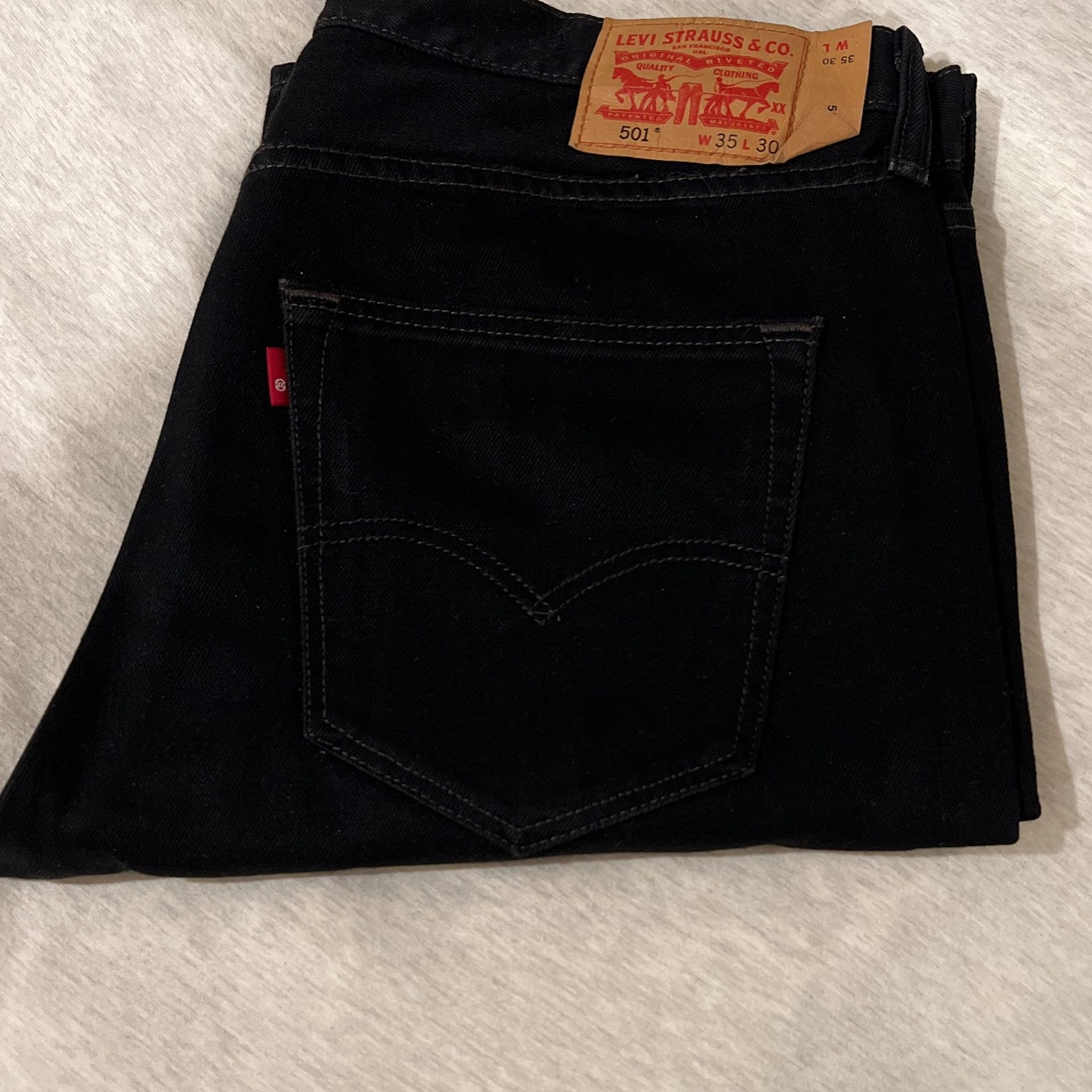 Men’s Black Levi’s (35x30)