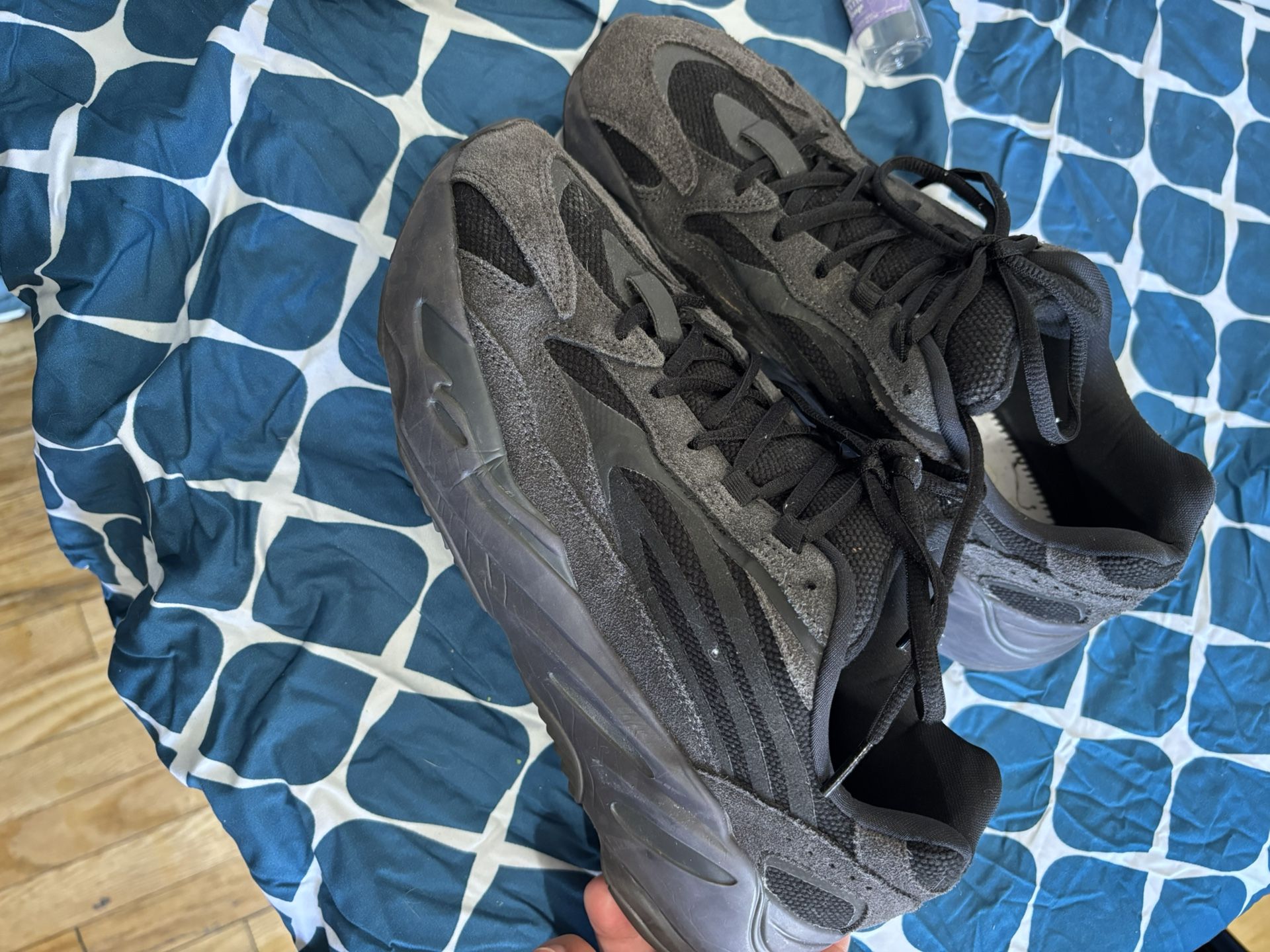 Yeezy Size 700 V2 9.5