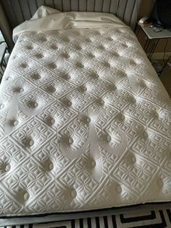 Sealy Posturepedic Queen Mattress – Clean, Like New