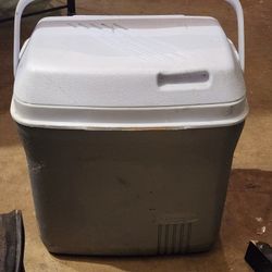 Rubbermade Cooler Medium Size