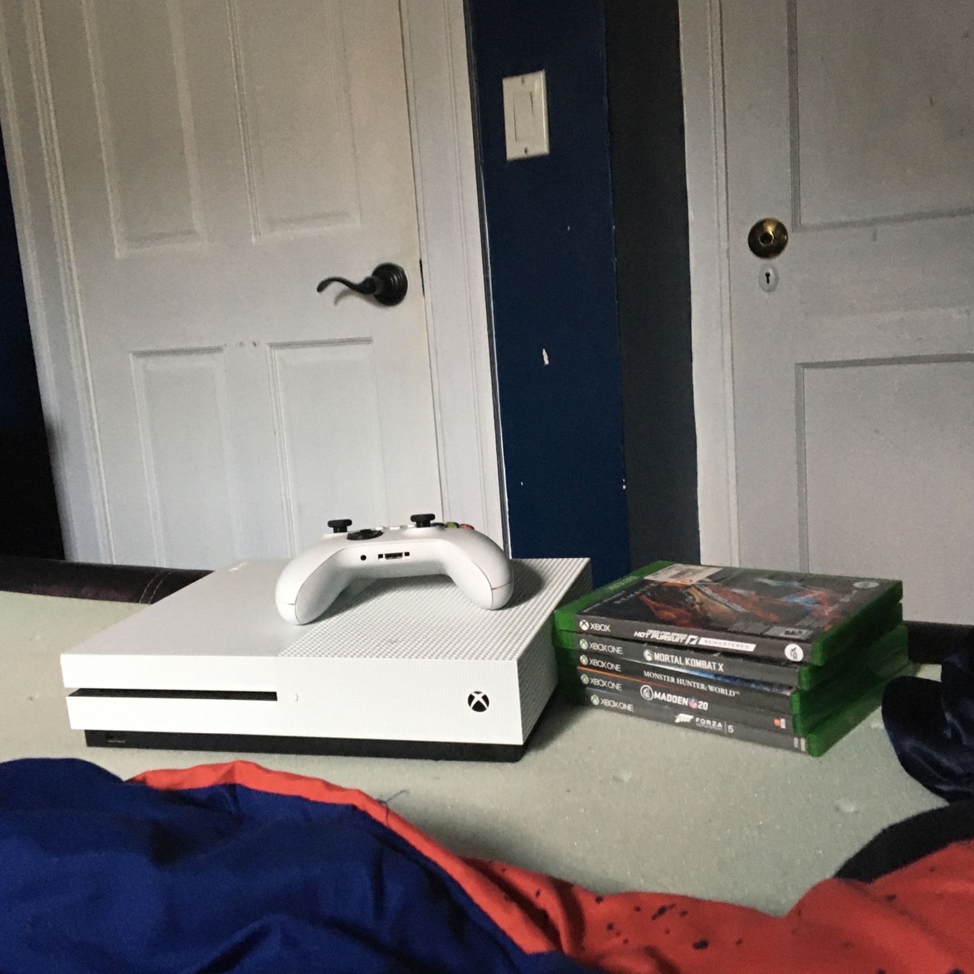 Xbox One S 500GB + Games