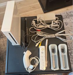 Wii console w/accessories