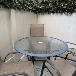 Patio round table with 4 chairs 